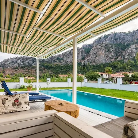 Sleeps 8 With Pool Air Con And Wifi