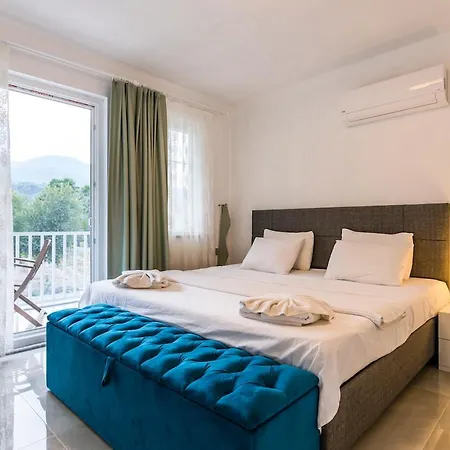Villa Sleeps 8 With Pool Air Con And Wifi