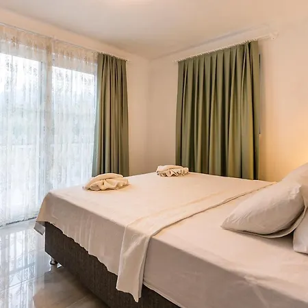 Sleeps 8 With Pool Air Con And Wifi *